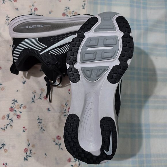 Nike Air Zoom Vomero 18 Road Running Shoes - Picture 6 of 8